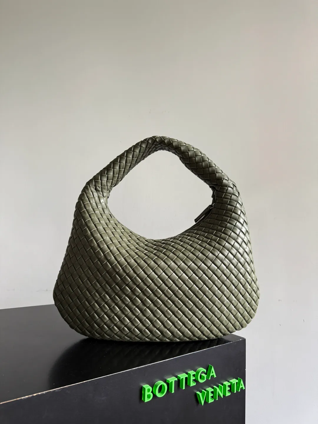 Batch 2120 BV Bottega Veneta's new early spring women's shoulder bag. The soft and delicate Hobo bag has been shipped! Many friends are waiting for this bag. It has a round shape and a large capacity. It can hold a 50-fold umbrella inside. Babies with a lot of daily items do not need to worry about the capacity of this bag. It is a practical bag for traveling and commuting. Although it is fluffy, it is soft and comfortable when carried on one shoulder. It has a modern and retro feel. Model No.: 856737 Size: 44*28*5cm